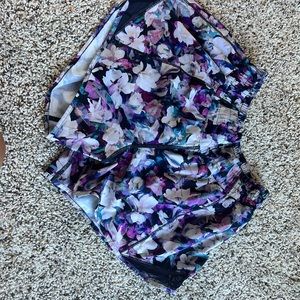 Flower lululemon shorts hotty hot 2.5